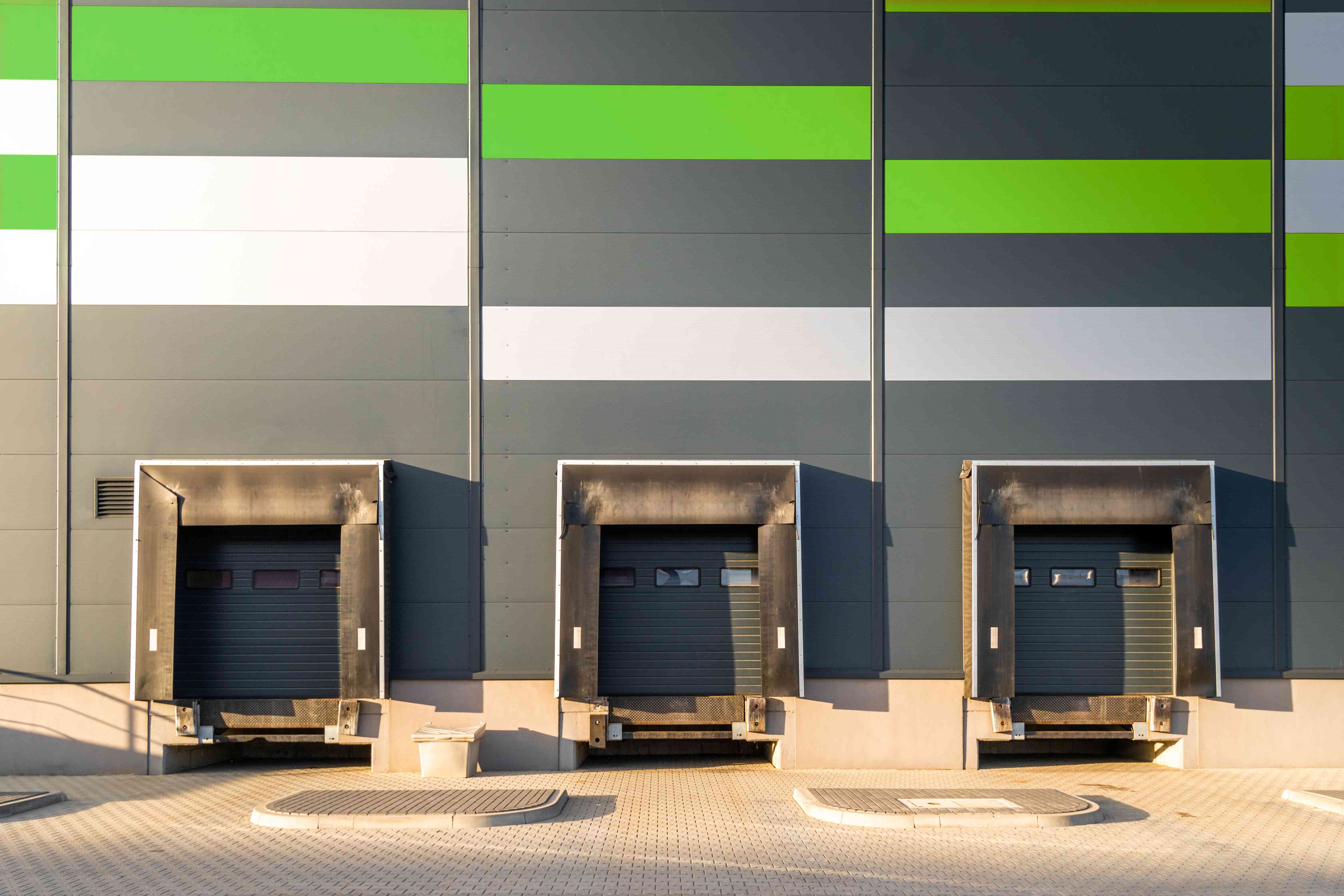 How Fast Should a Dock Door Close Without Slowing Our Operation?